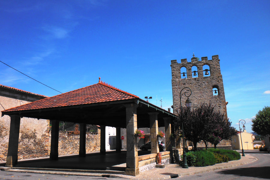 Place du village, avec la halle et l'glise Saint-Andr