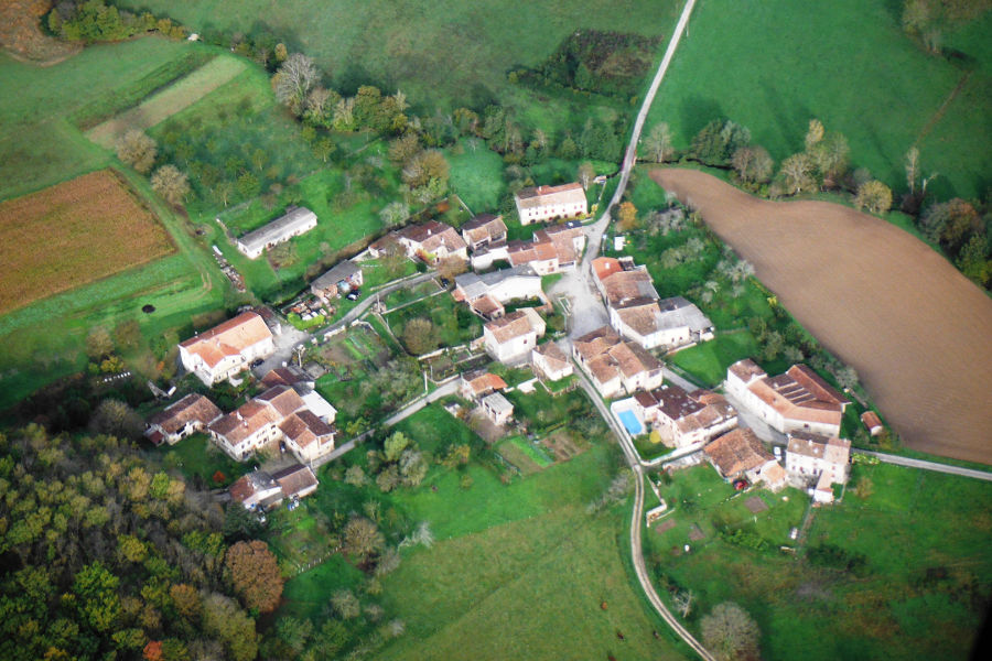 Vue aérienne du village actuel de Roquefort-les-Cascades