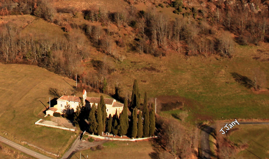 Vue aérienne de l'église de Roquefort-les-Cascades