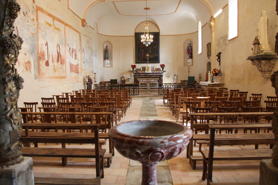 Intérieur de l'église de Mazerettes