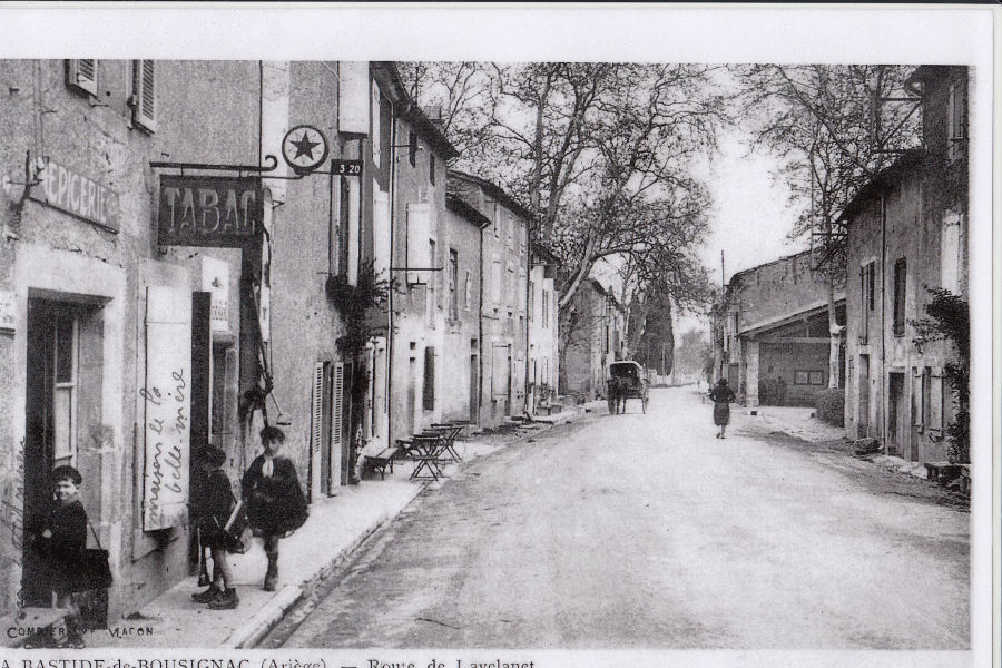 Carte postale ancienne, sur laquelle on aperoit l'ancienne halle, dtruite en 1957