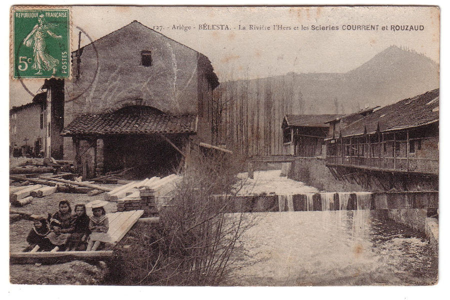Carte postale ancienne des usines du centre ville depuis le pont