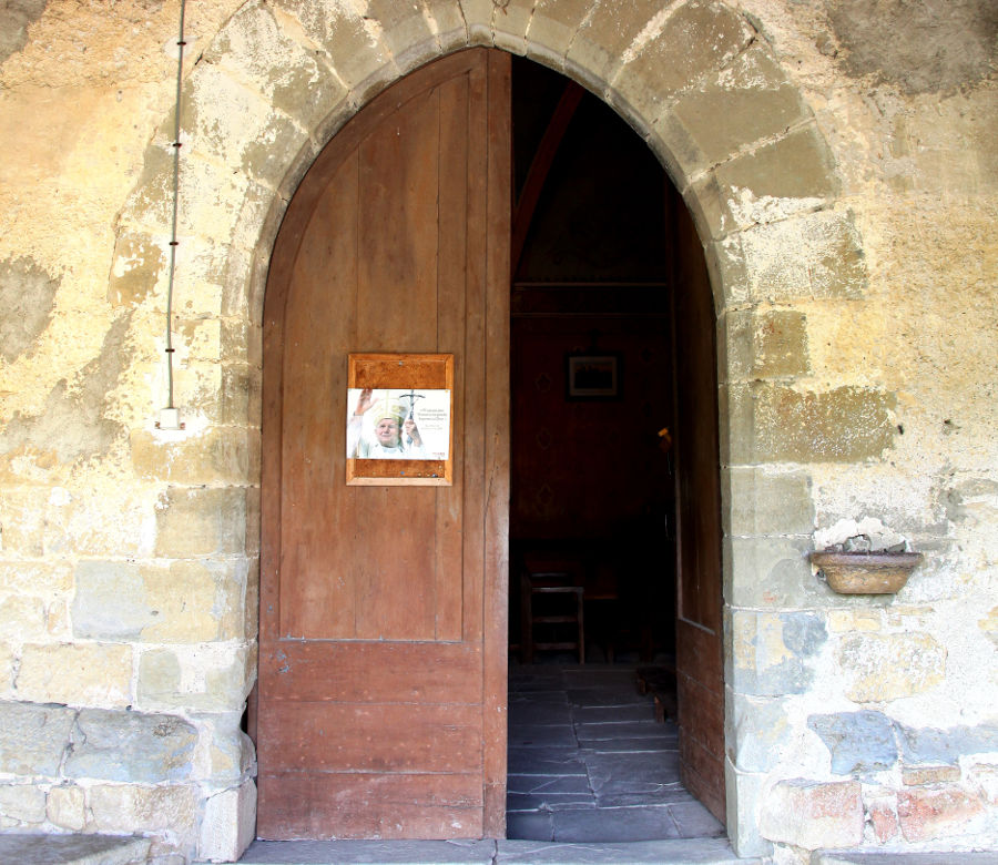 Porche d'entrée de l'église de Belloc