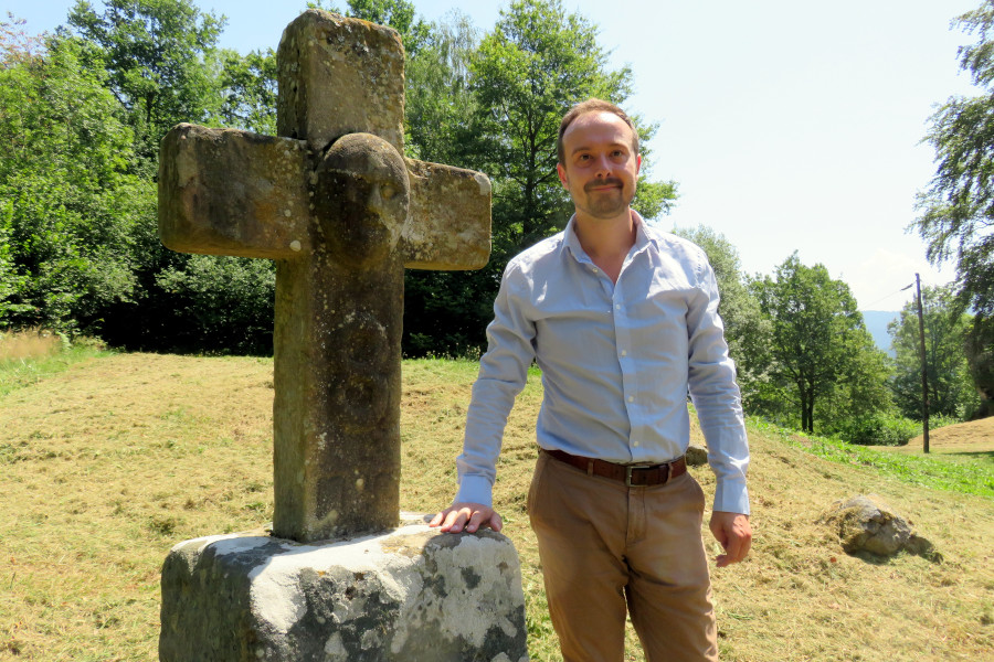 Tristan Bergerot à côté de la croix de Morenci