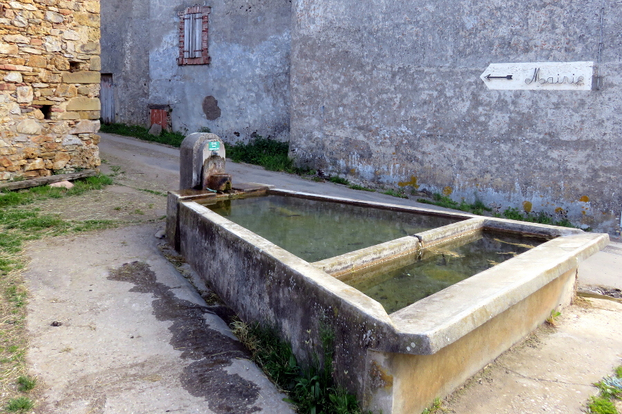 La fontaine de Freychenet est alimentée par la source de la Roucatine