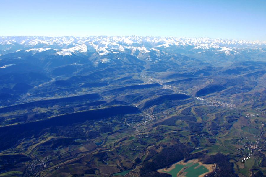 Vue aérienne du Pays des Pyrénées Cathares, du lac de Montbel au massif de Tabe, en passant par l'anticlinal de Dreuilhe