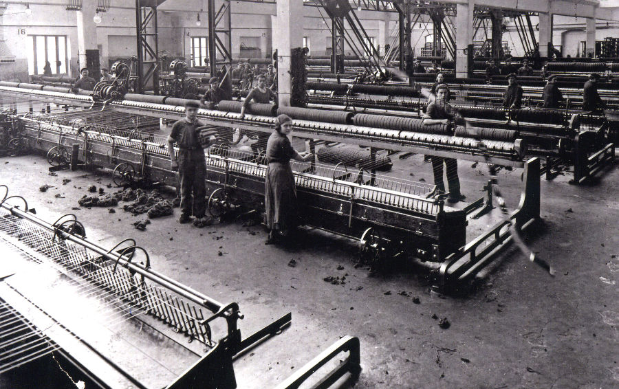 Intérieur de l'usine Ricalens en 1935