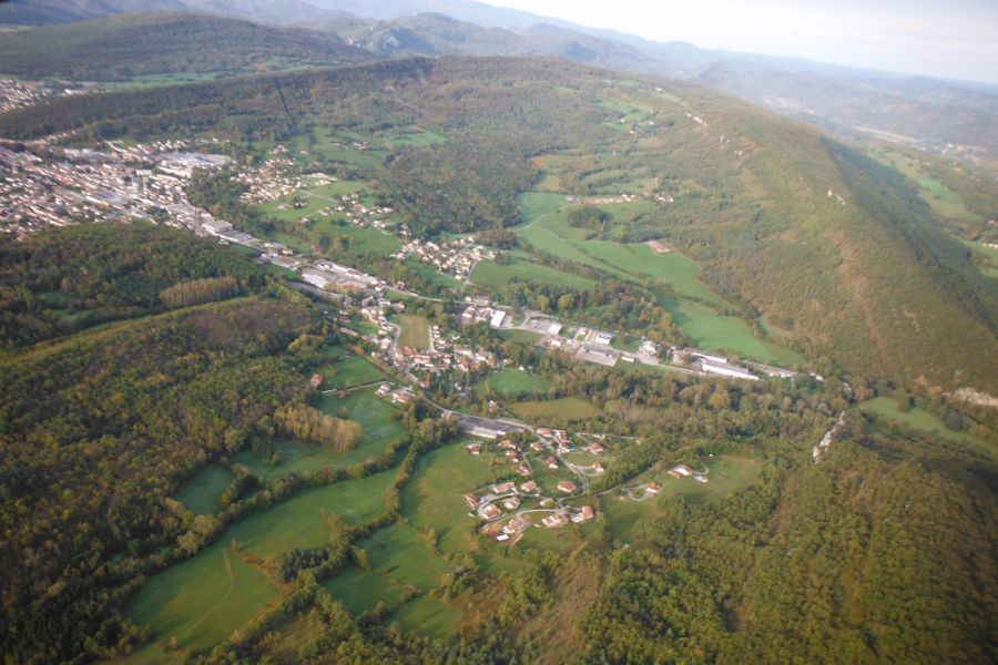 Vue arienne de l'anticlinal, au niveau de Dreuilhe