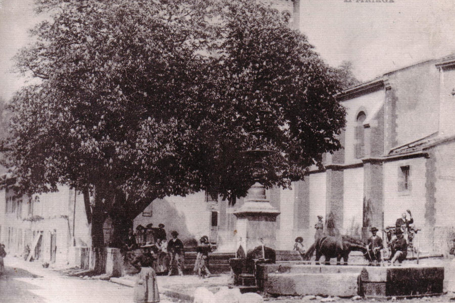 Carte postale ancienne de Fougax, avant la construction de la halle