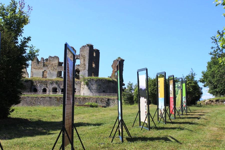 Installation de l'exposition, chteau de Lagarde