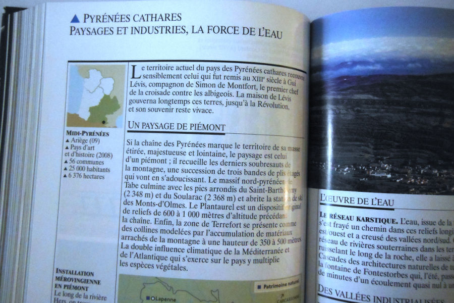 Double page sur le Pays des Pyrénées Cathares