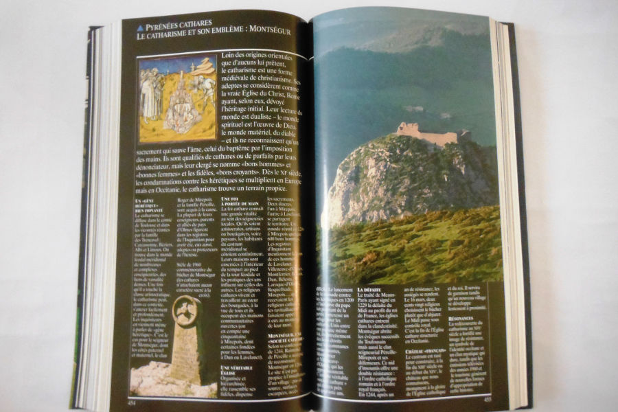 Double page sur le Pays des Pyrnes Cathares