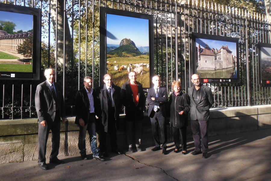 Les lus du territoire devant le panneau de Montsgur