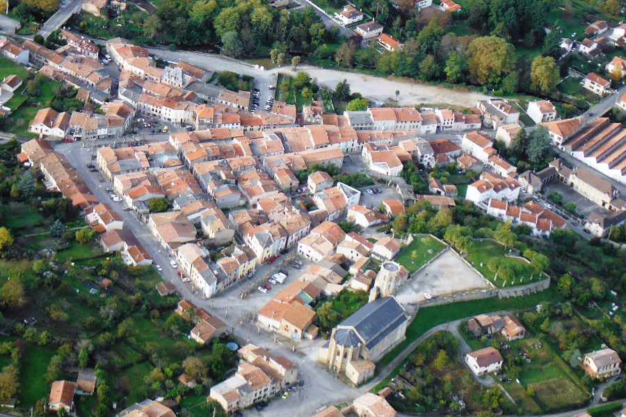 Vue aérienne de Laroque d'Olmes