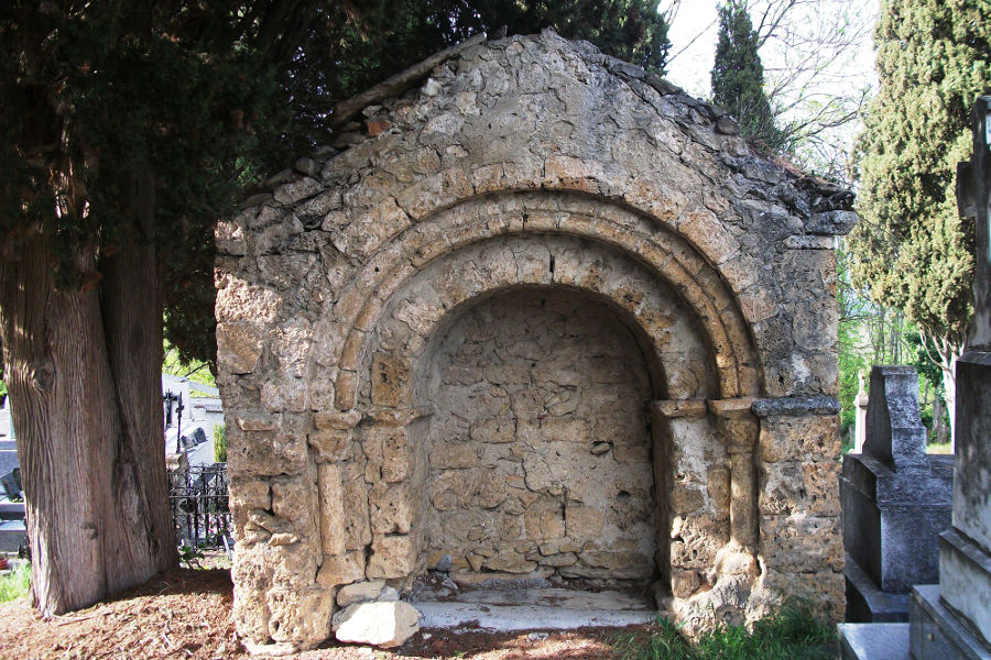 Vestiges romans, cimetière