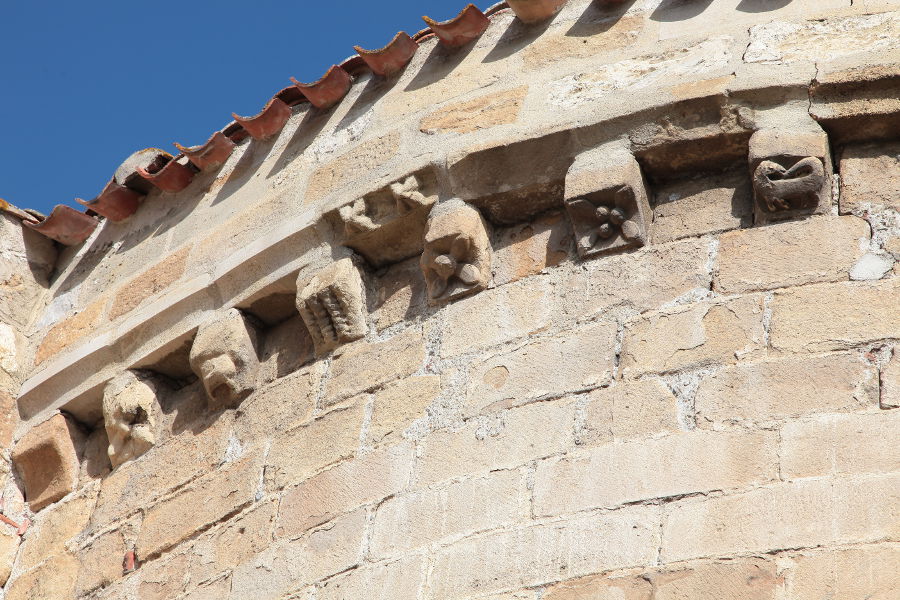 Modillons sculptés, abside de Saint-Sernin de Bensa