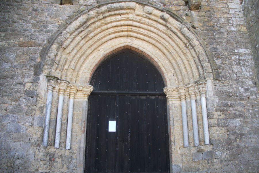 Portail en arc bris, glise de Lapenne